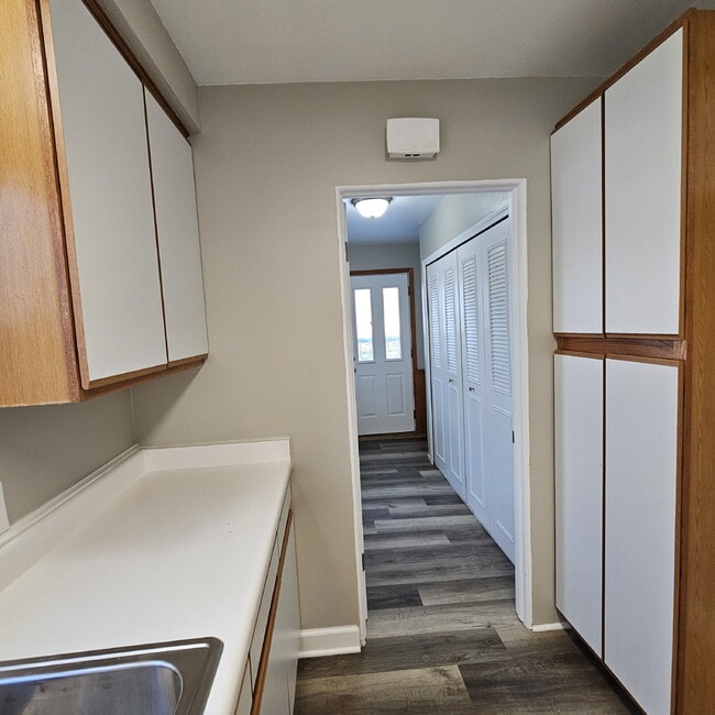 Building Photo - 3 Bedroom, 1 Bath Ranch w/ Fresh Updates Throughout. Spacious Living Room w/ New Laminate Floorin...