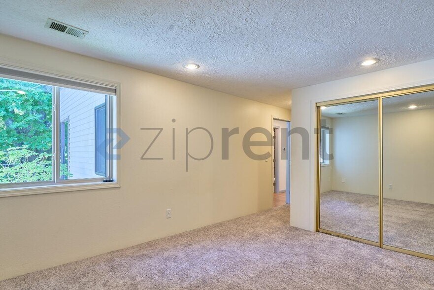 Building Photo - Unit