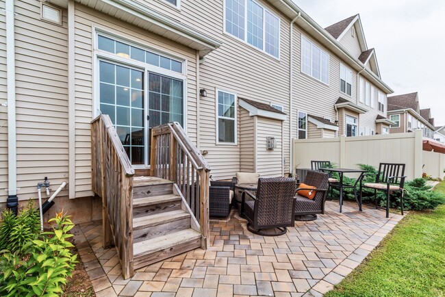 Building Photo - 4 Shadowlawn Dr