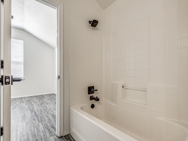 Building Photo - Newly remodeled home in Yukon!
