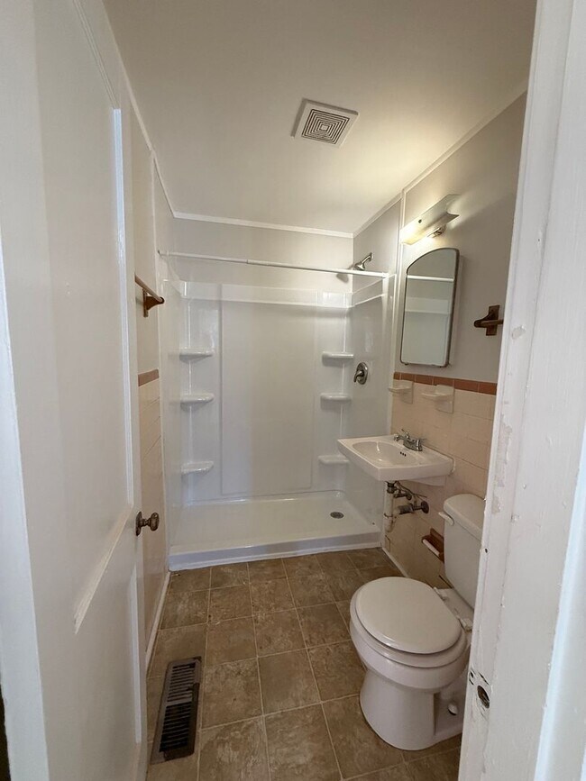 Building Photo - Charming 2 Bedroom Rental with Fresh Updates