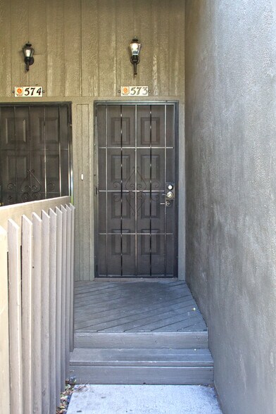 Building Photo - 2605 N Pinon Ridge Dr