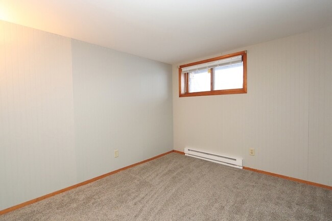 Building Photo - 322 Maple Dr