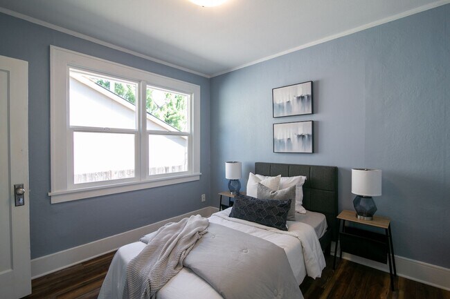 Building Photo - Beautifully Remodeled 3 Bed/1 Bath Bungalo...