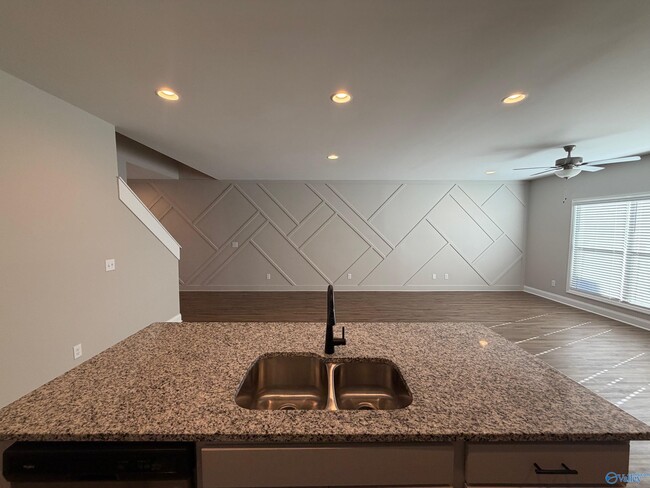 Building Photo - 3203 McClellan Wy SE