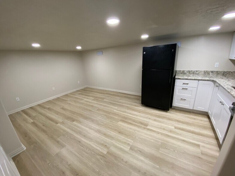 Building Photo - 50 50 W