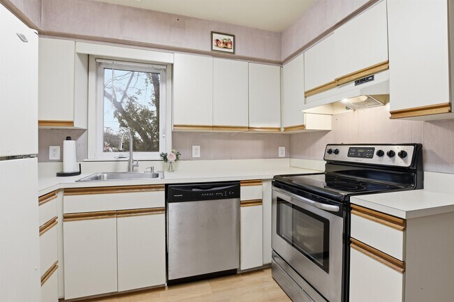 Building Photo - 700 10th St