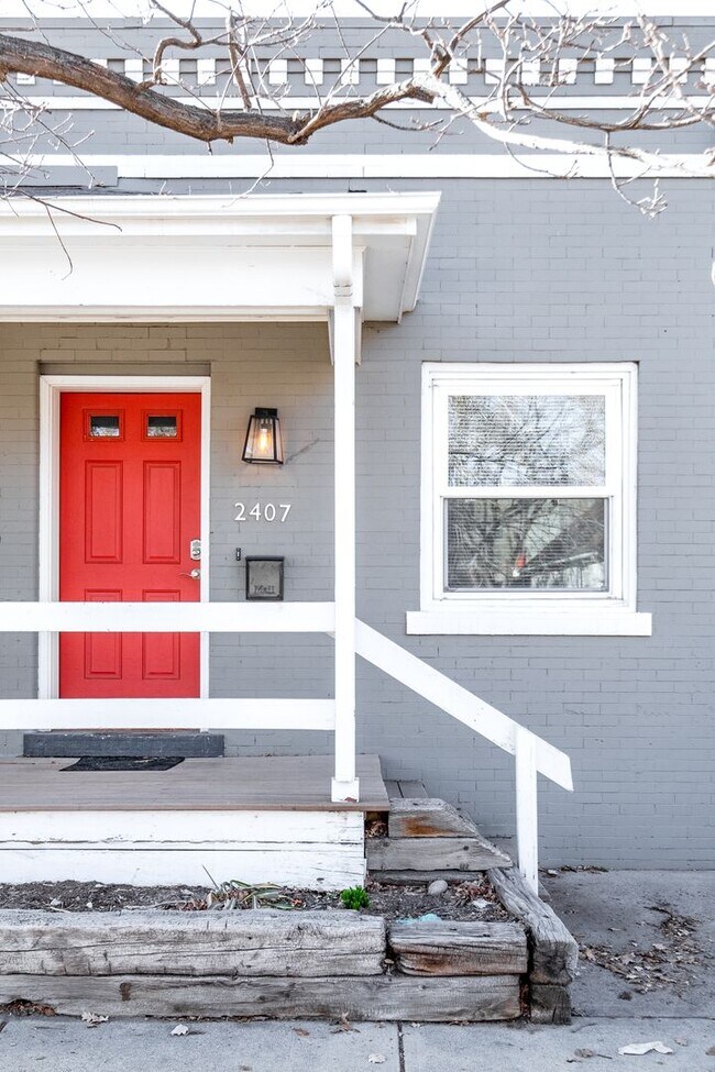 Building Photo - 2411 Tremont Pl