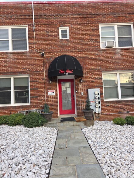 Building Photo - 909 19th St NE