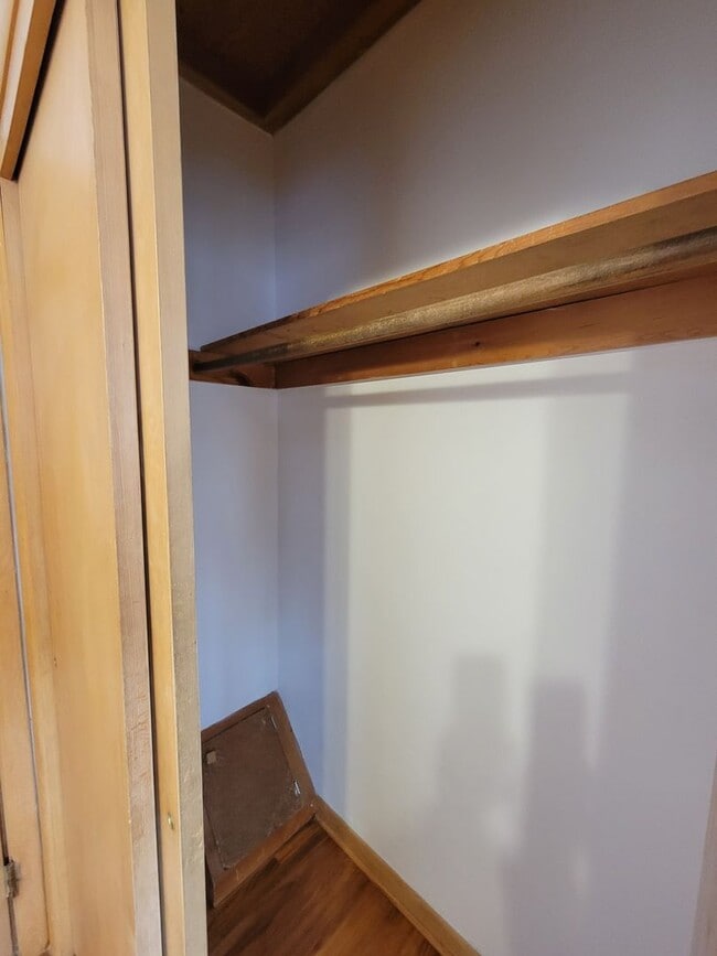 Building Photo - Great Home in quiet Waterloo Neighborhood