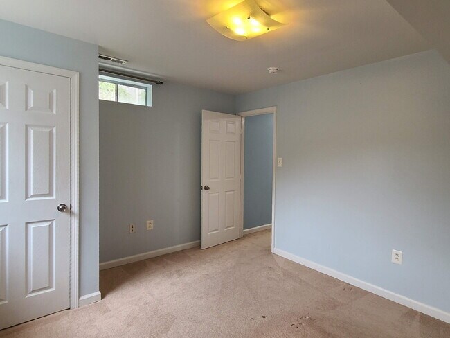 Building Photo - Gorgeous 6 BR Home, Convenient to Quantico & Commuting