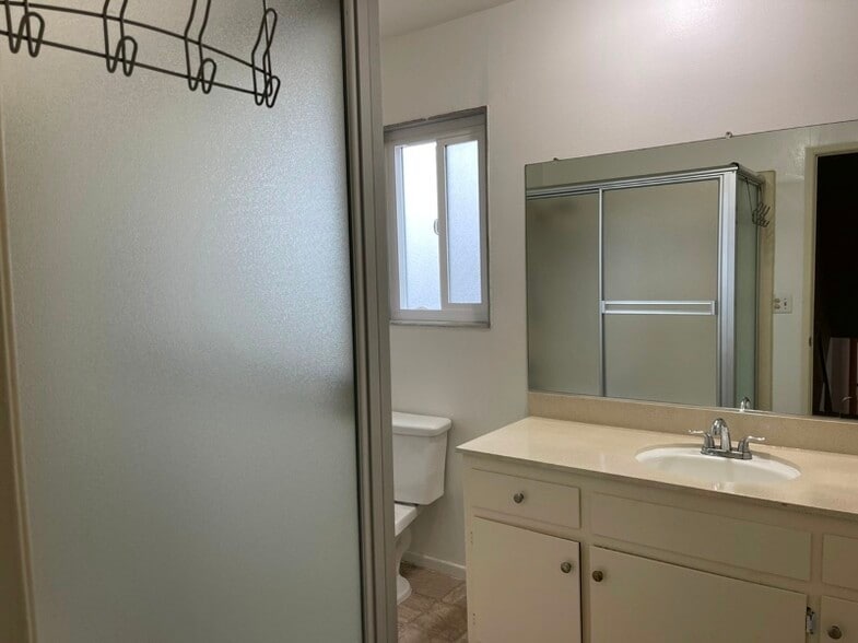 Building Photo - 22913 Juniper Ave