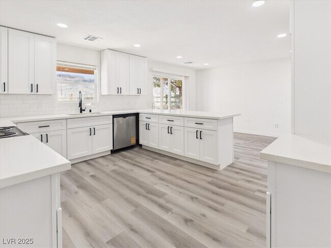 Building Photo - 5610 N Linda St