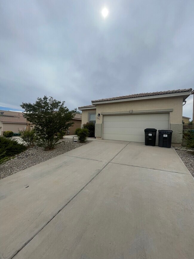 Building Photo - 2204 Delfinio Dr SE