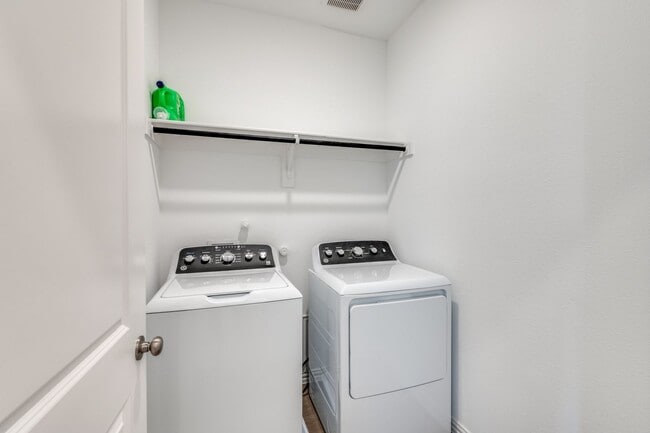 Building Photo - Brand New 3 bd / 2.5 ba Luxury Townhouse i...