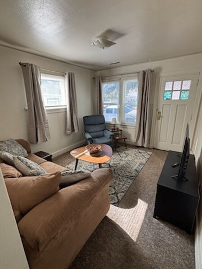 Building Photo - 307 9th St