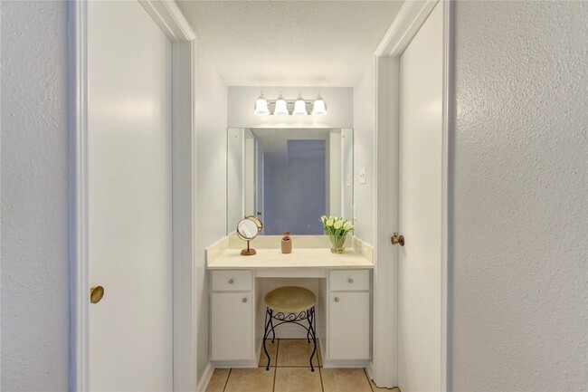 Building Photo - Newly Renovated 1 Bedroom 1 Bathroom  Avai...