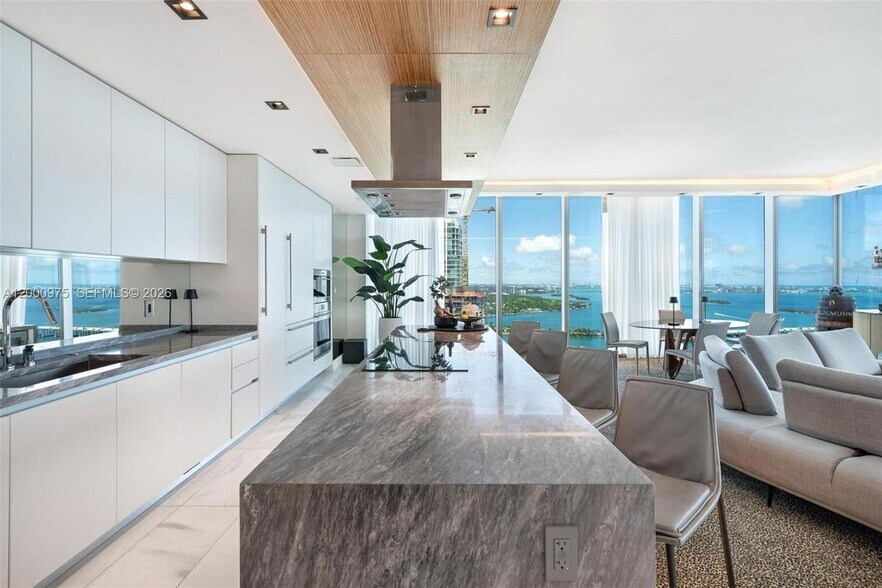 Building Photo - 700 NE 26th Terrace