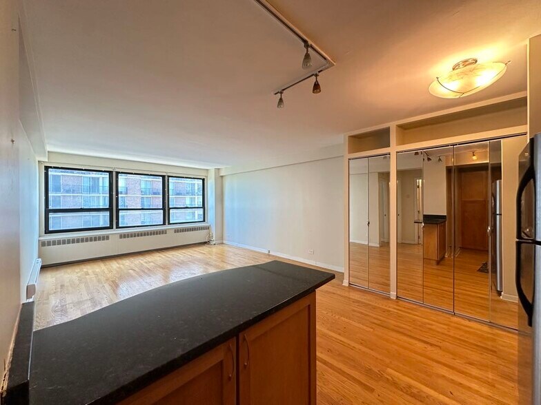 Building Photo - 4180 N Marine Dr