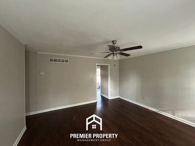 Building Photo - Spacious 4BR/2BA Southaven Home | Hardwood Floors, Fireplace & Fenced Yard with Shed
