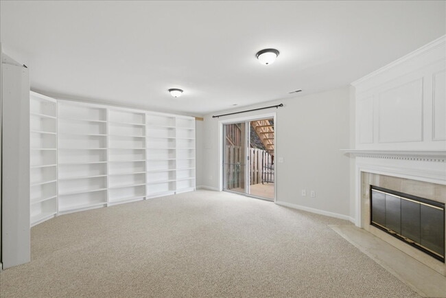 Building Photo - Updated 3BR End-Unit Townhome in Ashburn Farm