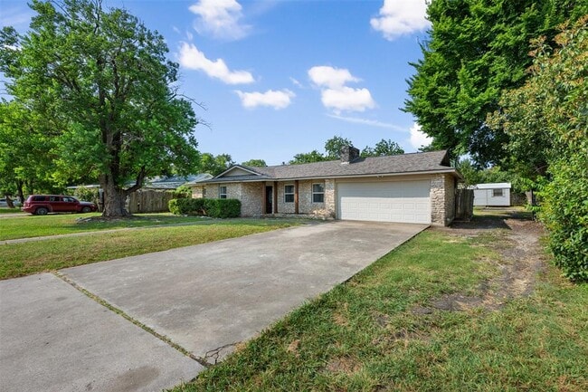 Building Photo - 2506 Oak Ln