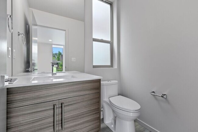 Building Photo - Stunning Ultra-Modern Capitol Hill View Home with Air Conditioning