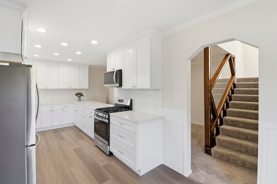 Building Photo - 740 Laurel Ave