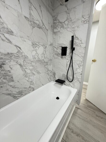 Building Photo - 256 Queen Mary Loop