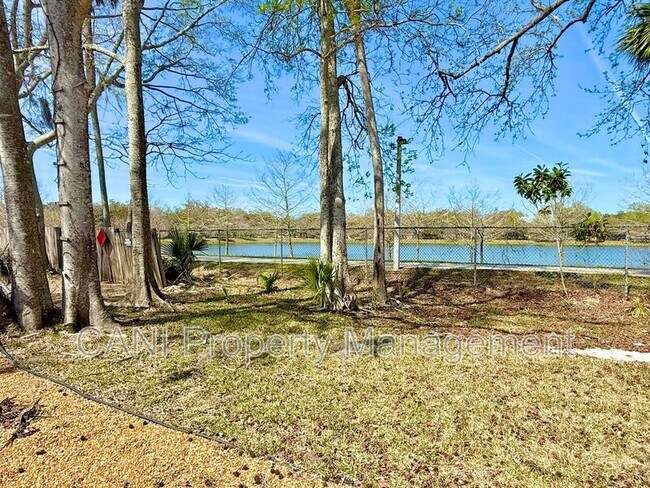 Building Photo - 748 Bethune St