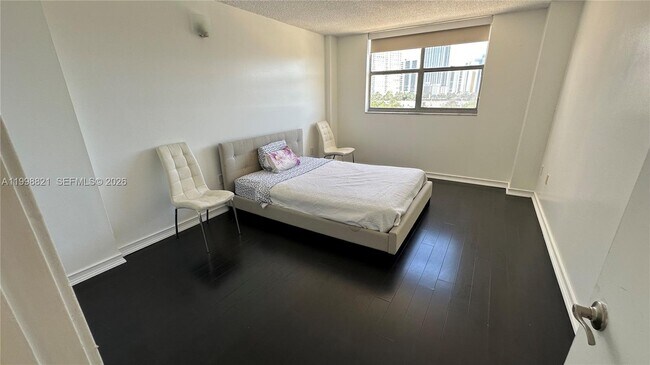 Building Photo - 210 174th St