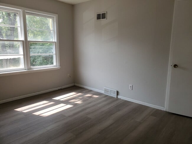 Building Photo - Nice 2 bedroom 1 bath duplex!