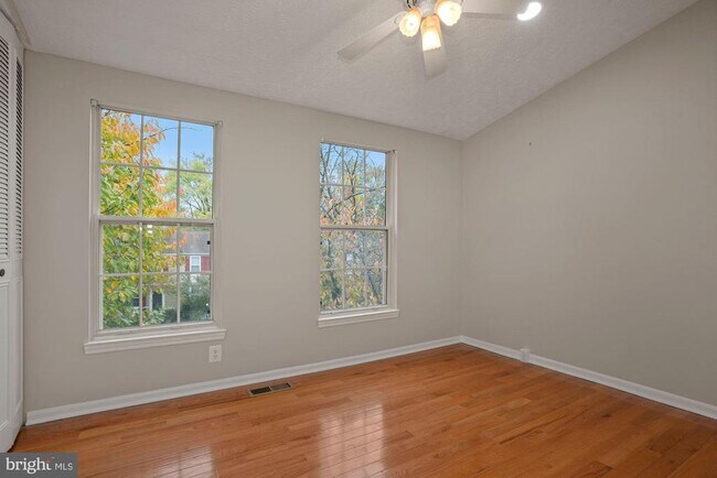 Building Photo - 1539 Woodcrest Dr