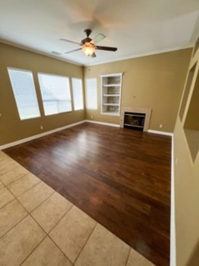 Building Photo - Stunning 2 bedroom Single-Story Home on Me...