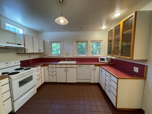 Building Photo - 4 bed/2 bath premier near UO Campus home w...