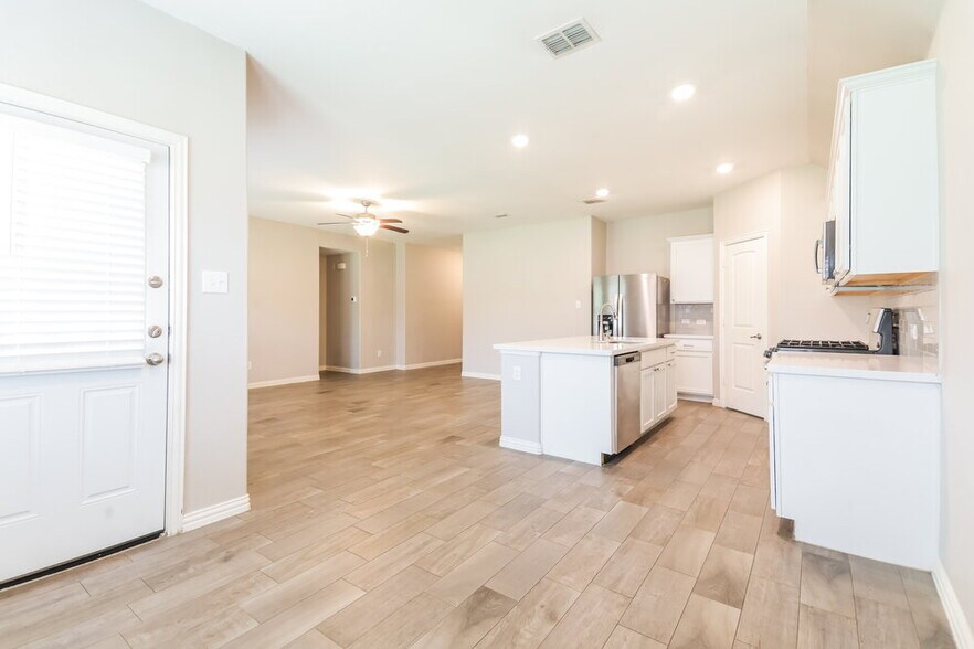 Building Photo - 922 Evergreen St