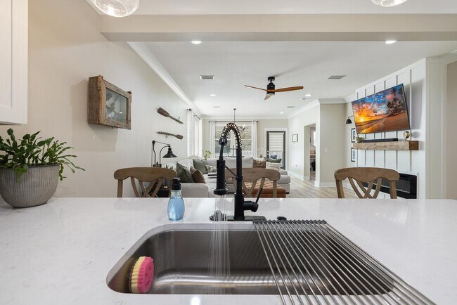 Building Photo - 246 Marsh Landing N