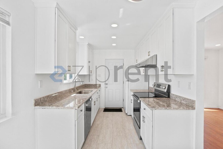 Building Photo - 1729 Elm St