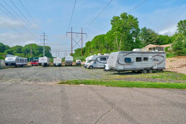 Building Photo - 10 Deepwood Dr