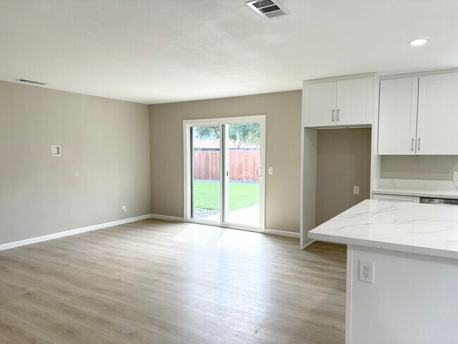 Building Photo - 3571 Lake Crest Dr