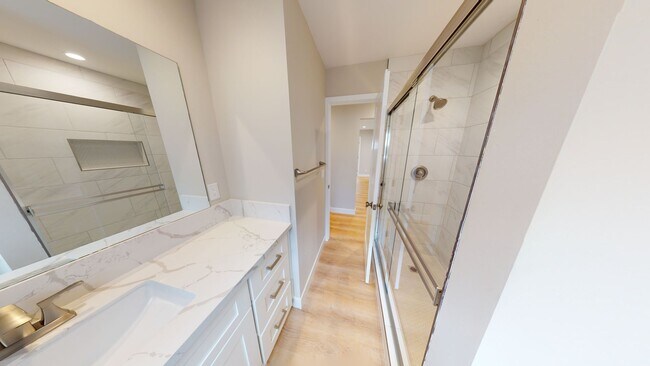 Building Photo - 4BD/3BA on Pontiac!!