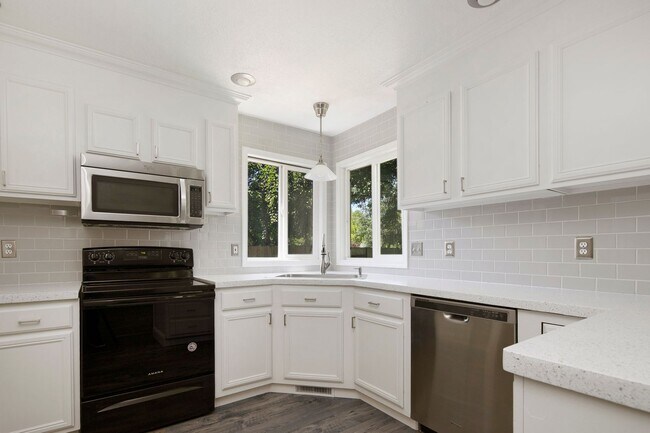 Building Photo - Discover this charming 4-bedroom, 2-bathro...