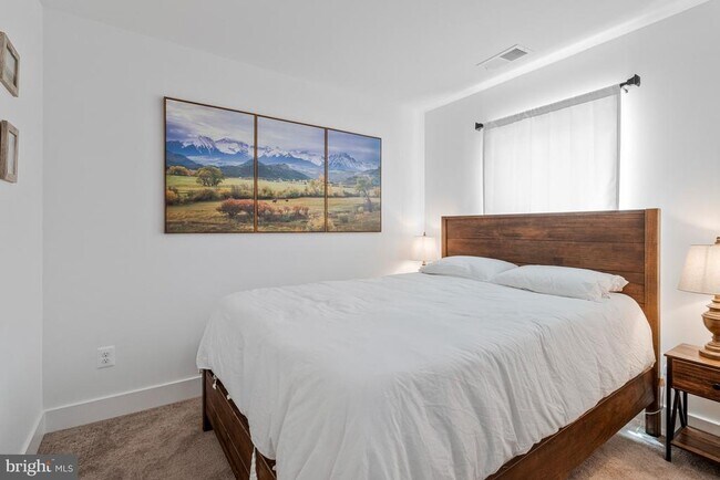 Building Photo - 40 Mural Walk NE