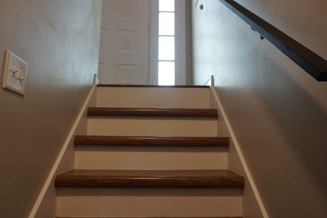 Building Photo - Quiet 4 Bedroom 2.5 Bath Taylorsville Home
