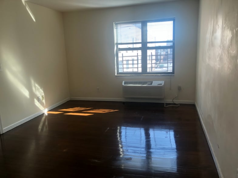 Building Photo - 529 54th St