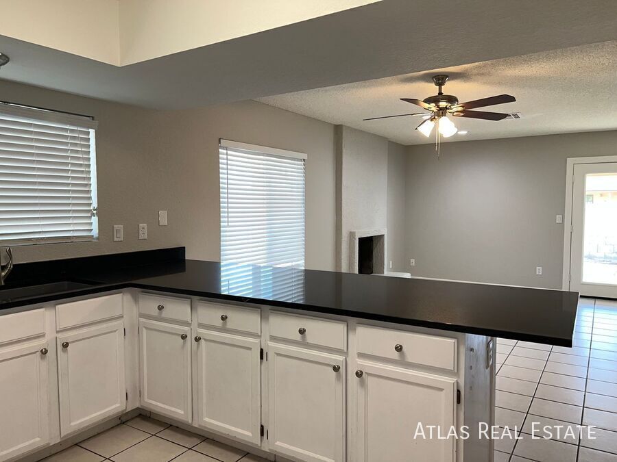 Building Photo - 4145 W Bluefield Ave