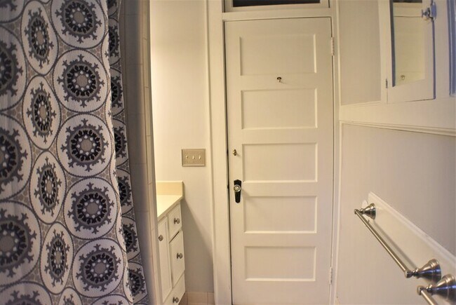 Building Photo - 2417 Blossom St