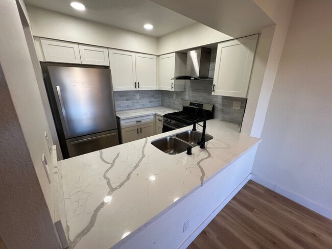 Building Photo - 1534 Hialeah Dr