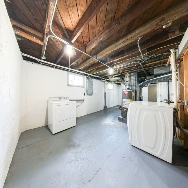 Building Photo - Newly updated 5 bedroom 2 bathroom home