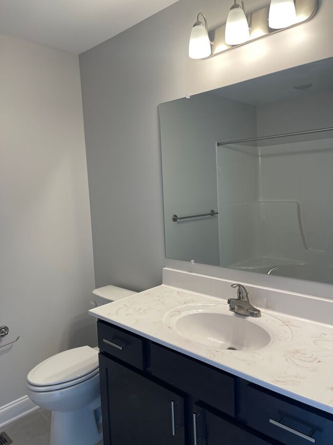 Building Photo - *LIKE NEW!* 3BR/2.5BA Townhouse in Crescen...